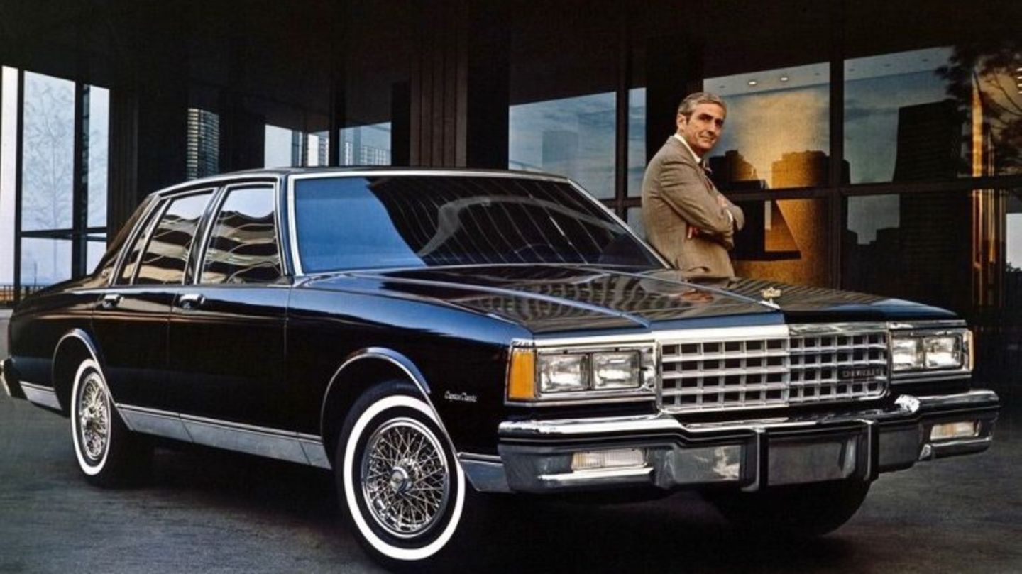 Chevrolet Caprice  Der Chevrolet Caprice ist ein Klassiker, der vor allem in Retro-Settings als Polizeiwagen oder Chauffeurs-Limousine glänzt und Verfolgungsjagden im Stil alter Krimis prägt. Sein massives Design und die nostalgische Ausstrahlung machen ihn ideal für Szenen, die eine Verbindung zur Vergangenheit herstellen. Im Horrorfilm "Longlegs" dient der Caprice als Fahrzeug der FBI-Agentin Lee Harker (Maika Monroe) und verstärkt die unheimliche Atmosphäre, während er in "Barbarian" an der Seite von Bill Skarsgård für düstere Spannung sorgt. Seine wuchtige Präsenz und die Assoziation mit Gesetzeshütern oder zwielichtigen Figuren machen ihn zu einem Favoriten in Thrillern und Horrorfilmen