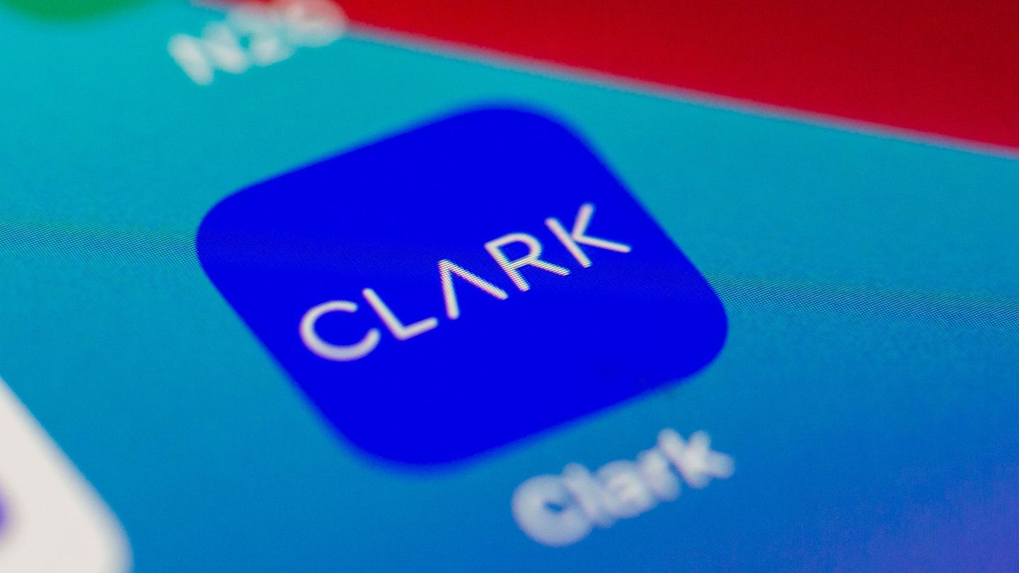 Auf dem Bildschirm eines Smartphones sieht man das Logo der App des digitalen Versicherungsmanagers Clark
