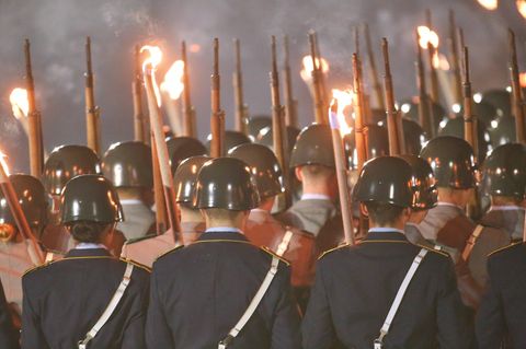 Soldaten der Bundeswehr mit Fackeln