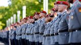 Soldaten stehen stramm beim Indienststellungsappell des Unterstützungskommandos der Bundeswehr
