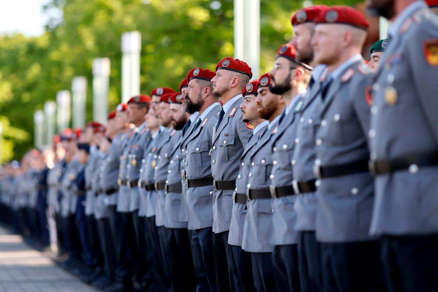 Soldaten stehen stramm beim Indienststellungsappell des Unterstützungskommandos der Bundeswehr