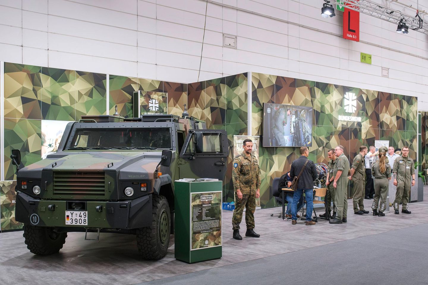 Messe Automechanika, Stand der Bundeswehr zur Rekrutierung von neuem Personal