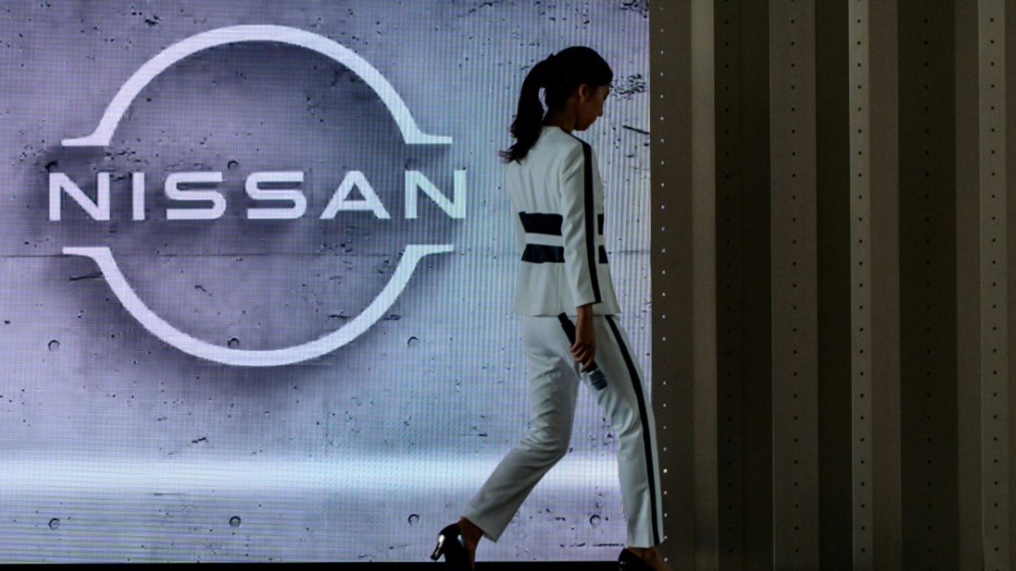 Nissan-Logo am Hauptsitz des Konzern in Yokohama