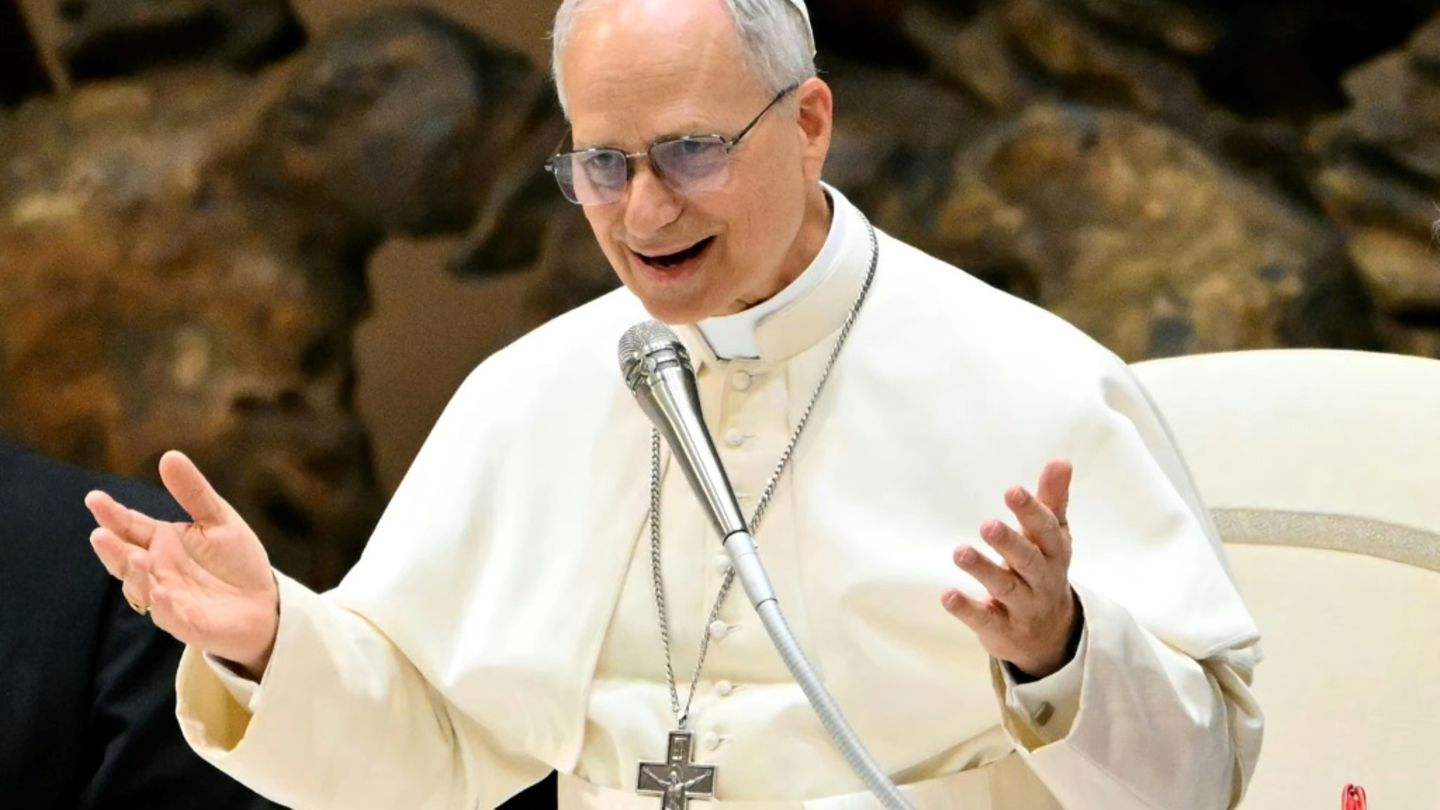 Papst Leo XIV. bei seiner ersten Pressekonferenz am Montag