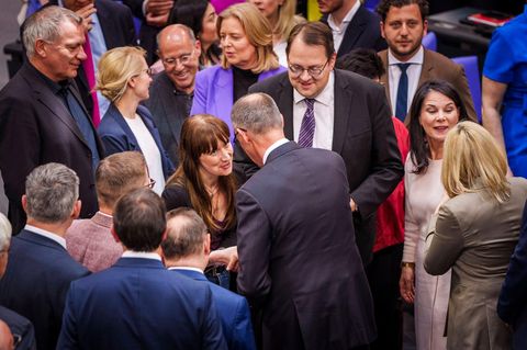 CDU-Chef Friedrich Merz schüttelt im Plenarsaal Linken-Fraktionschefin Heidi Reichinnek die Hand.