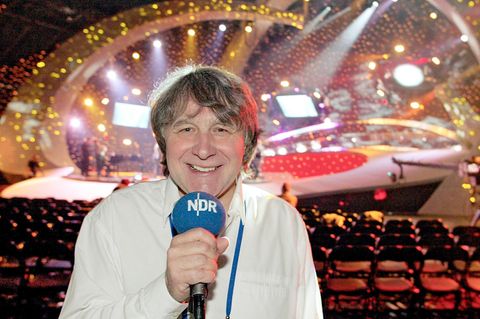 Der Fernsehmoderator Peter Urban 2003 beim ESC in Riga