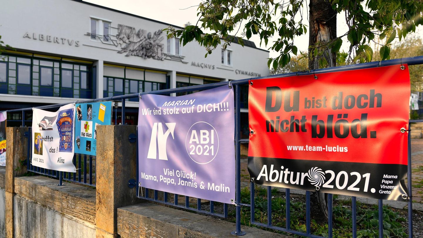 Freunde und Angehörige wünschen Abiturienten auf Plakaten viel Glück