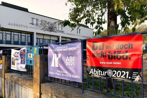 Freunde und Angehörige wünschen Abiturienten auf Plakaten viel Glück