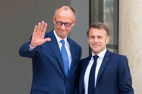 Bundeskanzler Friedrich Merz (l.) und der französische Präsident  Emmanuel Macron in Paris