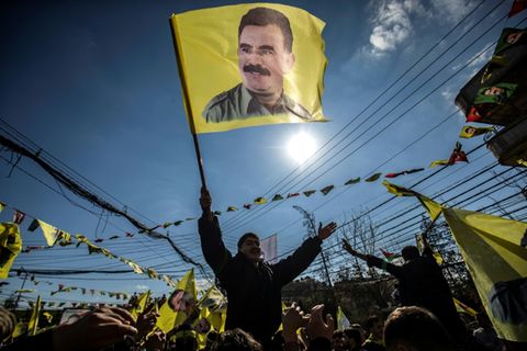 Demonstranten mit Öcalan-Fahne