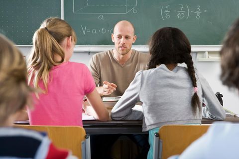 Lehrer unterrichtet Schülerinnen