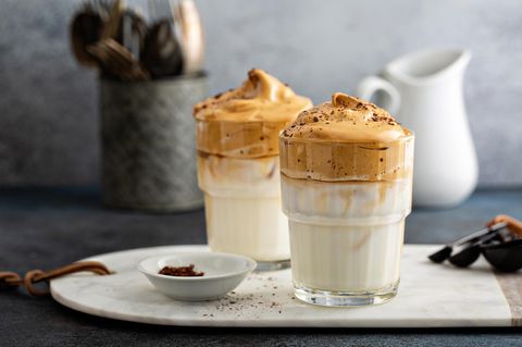 Zwei Gläser mit Baileys Chocolate