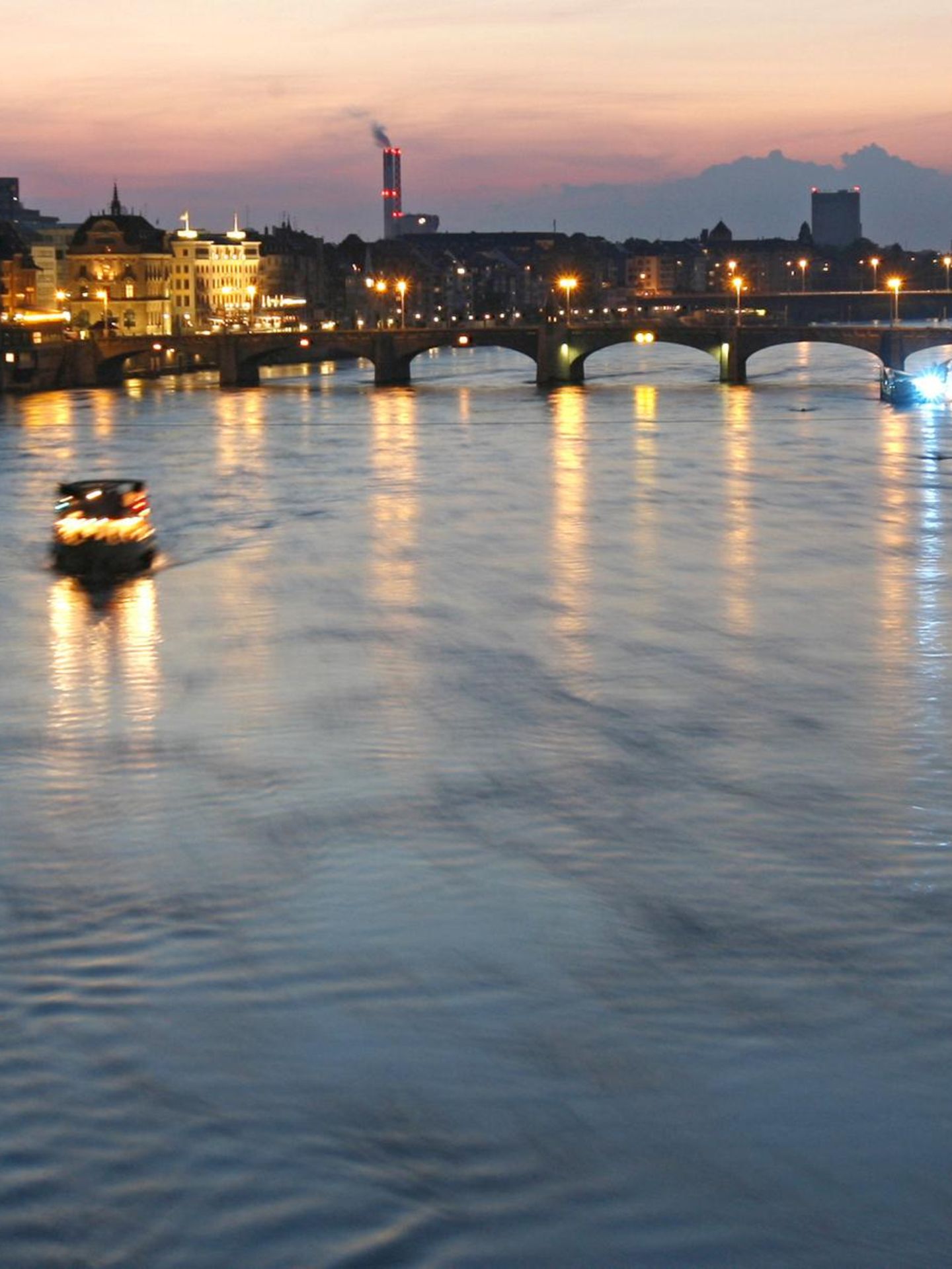 Basel bei der Abenddämmerung mit dem Rhein