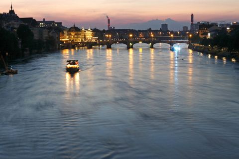 Basel bei der Abenddämmerung mit dem Rhein