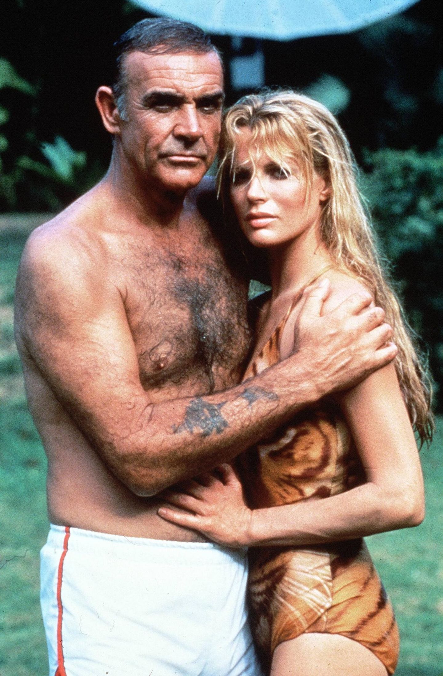 Sean Connery und Kim Basinger, sie hat lange blonde Haare und trägt einen Badeanzug