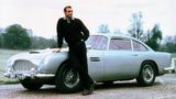 Sean Connery lehnt am Set von "Goldfinger" an einem Aston Martin, Modell DB5