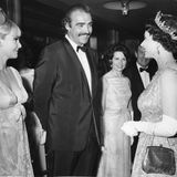 Sean Connery im Smoking trifft 1967 die Queen im Abendkleid. Links steht seine damalige Frau Diane