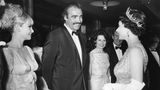 Sean Connery im Smoking trifft 1967 die Queen im Abendkleid. Links steht seine damalige Frau Diane
