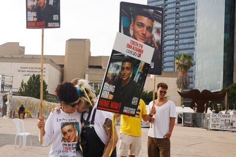 Hamas Unterstützer von Edan Alexander, die für seine Freilassung demonstrieren