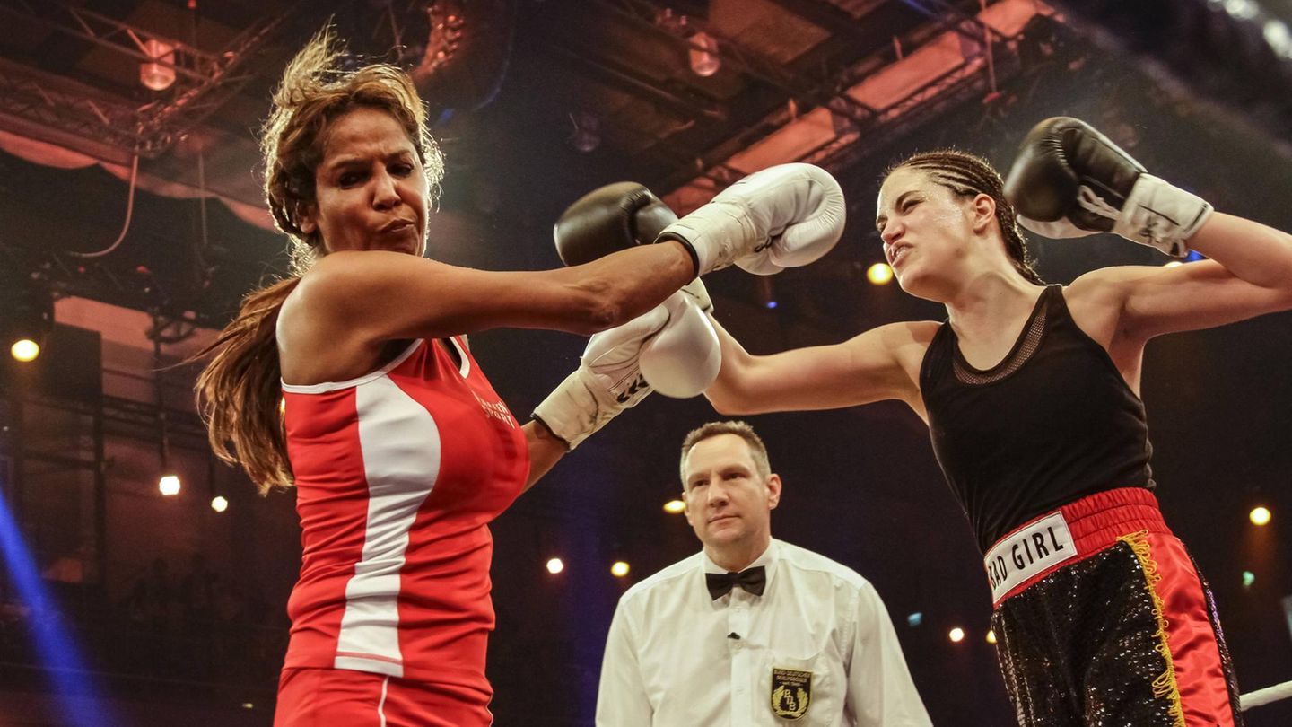 Naddel beim Promiboxen, im roten Hemd bekommt sie einen kräftigen Schlag ab