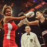 Naddel beim Promiboxen, im roten Hemd bekommt sie einen kräftigen Schlag ab