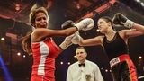 Naddel beim Promiboxen, im roten Hemd bekommt sie einen kräftigen Schlag ab