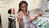 Naddl im Dirndl-Shop auf der Suche nach einem Dirndl