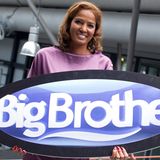 Naddel vor einem Schild mit dem Big-Brother-Logo