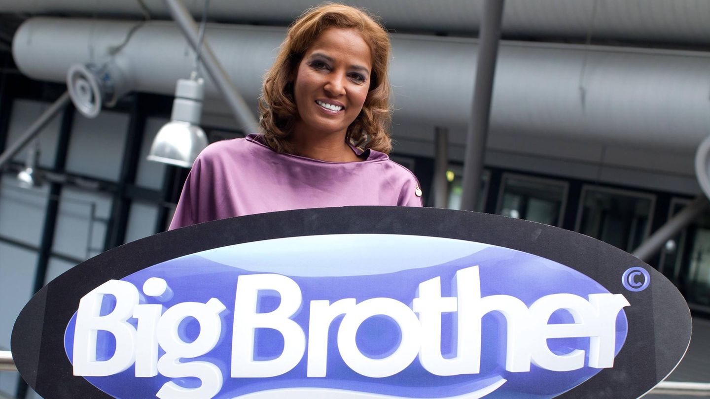 Naddel vor einem Schild mit dem Big-Brother-Logo