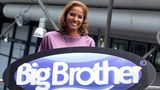 Naddel vor einem Schild mit dem Big-Brother-Logo