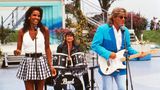 Naddel im weißen, ärmellosen Oberteil als Backgroundsängerin neben Dieter Bohlen mit Gitarre
