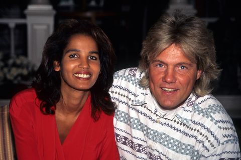 Nadja abdel Farrag im roten V-Pullover neben Dieter Bohlen