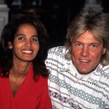 Nadja abdel Farrag im roten V-Pullover neben Dieter Bohlen