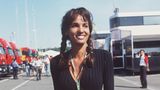 Naddel mit schwarzem Oberteil und geflochtenen Zöpfen in der Boxengasse der Formel 1