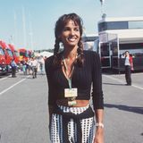 Naddel mit schwarzem Oberteil und geflochtenen Zöpfen in der Boxengasse der Formel 1