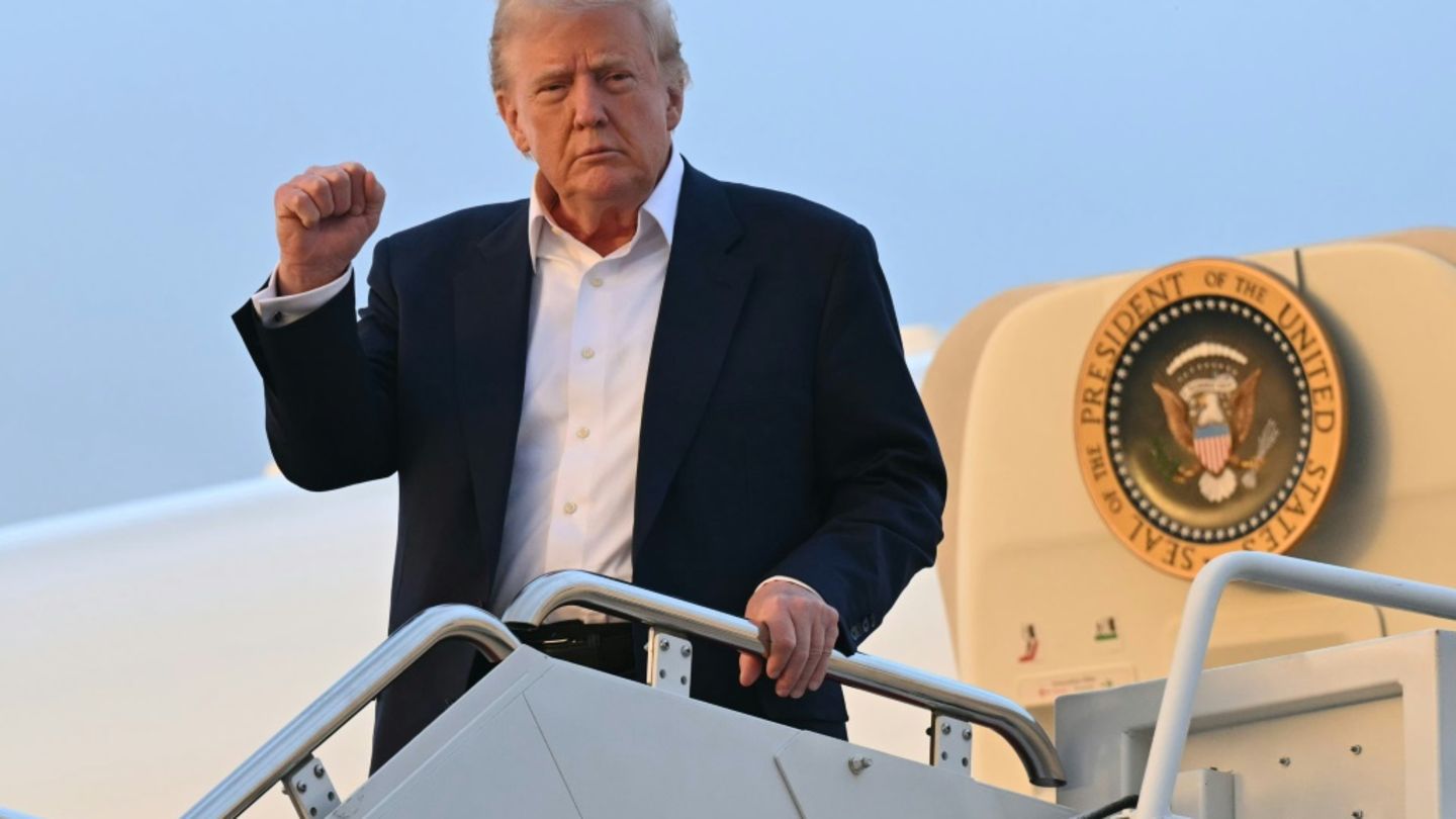 Donald Trump beim Verlassen der Air Force One am 4. Mai