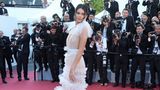 Kendall Jenner in einer weißen transparenten Robe in Cannes 2018