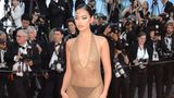 Cindy Kimberly in einer transparenten Goldrobe 2023 auf dem roten Teppich in Cannes