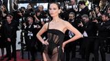 Model Natasha Poly 2024 in einer korsettartigen Robe