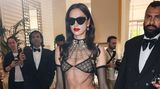Irina Shayk in transparenter, schwarzer Wäsche in Cannes 2023