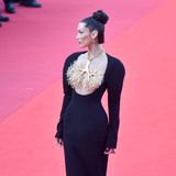 Schon 2021 sorgte Bella Hadid für Aufsehen, als sie in einem Couture-Kleid von Schiaperelli erschien und ihre Brust nur von einer goldenen Lungen-Kette bedeckt war