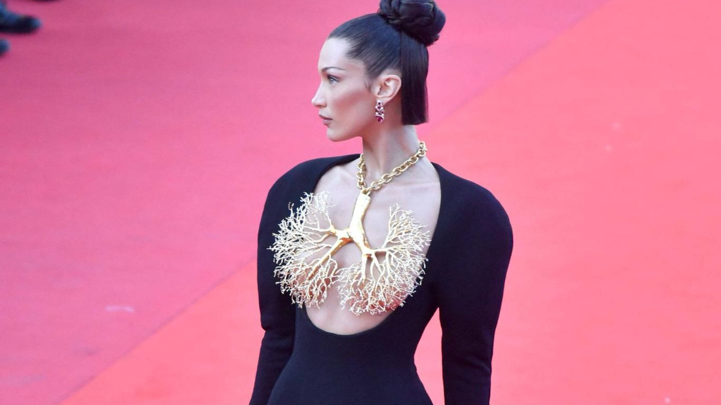 Schon 2021 sorgte Bella Hadid für Aufsehen, als sie in einem Couture-Kleid von Schiaperelli erschien und ihre Brust nur von einer goldenen Lungen-Kette bedeckt war