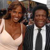 Naddel im weißen Kleid neben dem Sänger Roberto Balnco im Nadelstreifenanzug