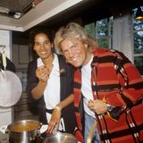 Naddel hält Bohlen in der Küche einen Löffel hin und lässt ihn Essen probieren