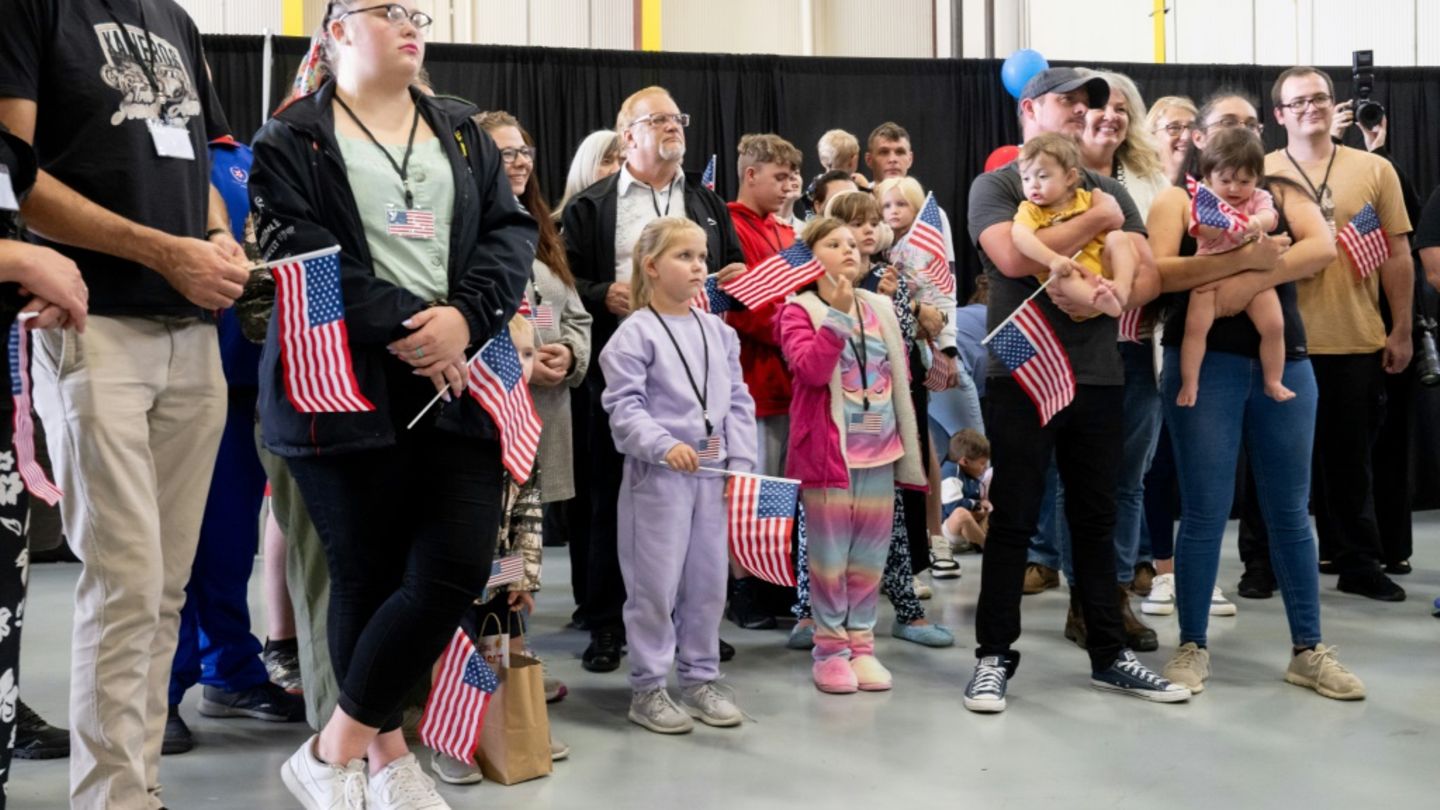 Die erste Gruppe weißer Südafrikaner bei ihrer Ankunft in den USA