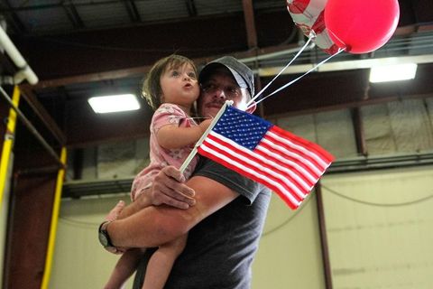 Ein Mann und ein Kleinkind gehören zu der Gruppe Flüchtlinge aus Südafrika, die jetzt in die USA auswandern