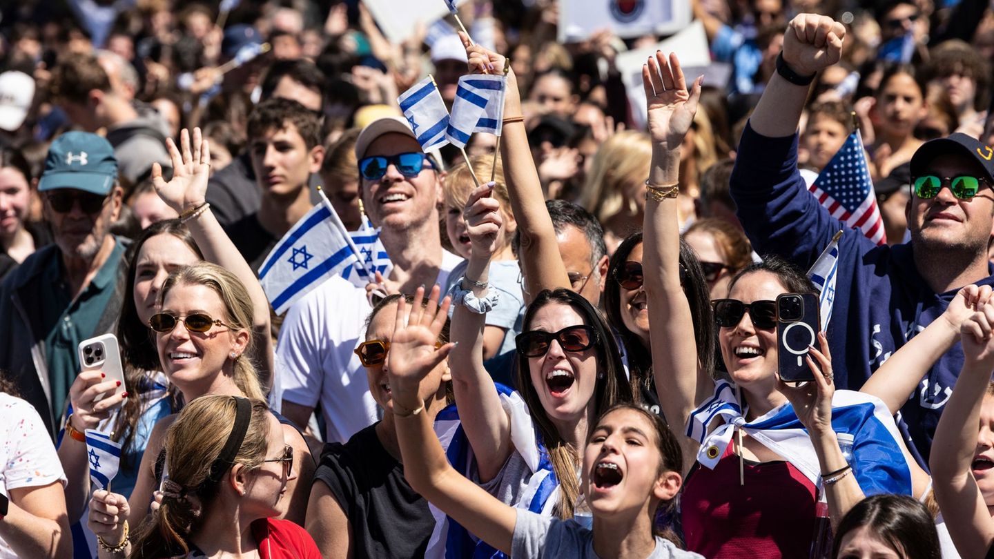 Location at an overview: cheers and tears after release from Hamas-Geisel