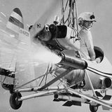 Sean Connery als James Bind in einem Ein-Mann-Mini-Hubschrauber im Film "Man lebt nur zweimal"