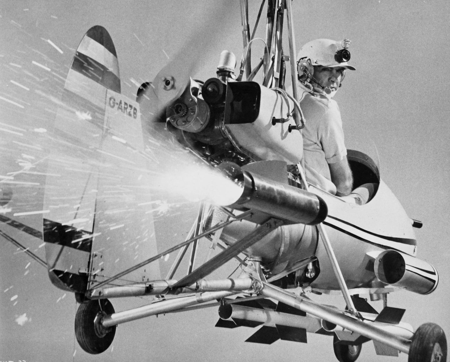 Sean Connery als James Bind in einem Ein-Mann-Mini-Hubschrauber im Film "Man lebt nur zweimal"