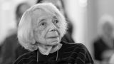 Die Holocaust-Überlebende starb am 9. Mai im Alter von 103 Jahren. 1921 wurde sie in eine jüdische Familie geboren. Ihre Mutter und ihr Bruder wurden im Konzentrationslager Auschwitz ermordet. Sie selbst konnte dank vieler Helfer zunächst untertauchen, wurde dann aber gefasst und ins Konzentrationslager Theresienstadt deportiert. Nach Jahrzehnten kehrte sie nach Deutschland zurück und engagierte sich unermüdlich gegen das Vergessen